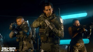 Três soldados com equipamento tático avançam com armas em punho, focados e alertas, em uma sala mal iluminada com luzes de néon azuis. Leituras de texto "Call of Duty Black Ops 7"