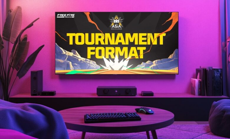 Uma sala de estar moderna e aconchegante com iluminação roxa apresenta uma tela grande exibindo "Formato do Torneio" para Free Fire MAX Asia Invitational 2025