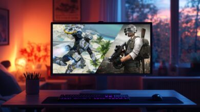 Um monitor de jogos exibe uma tela dividida de dois videogames, como PUBG e Apex Legends