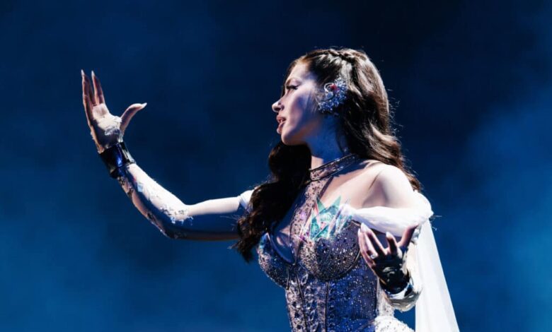 Chrissy Costanza se apresenta no palco na cerimônia de abertura das finais do League of Legends Worlds 2025.