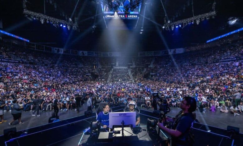 Imagem do evento Evo esports com dois jogadores competindo no palco diante de uma grande multidão