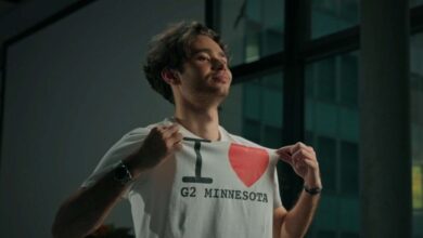 Imagem de uma pessoa vestindo uma camiseta branca I love G2 Minnesota com uma parede cinza e uma janela ao fundo