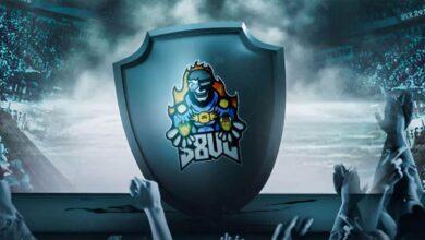 Imagem do logotipo da S8UL Esports em um escudo cercado por braços agitados de fãs em primeiro plano