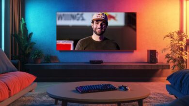 A pessoa exibida na tela da televisão é SypherPK