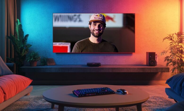 A pessoa exibida na tela da televisão é SypherPK