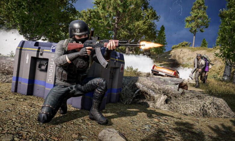 Cena do jogo PUBG com soldado segurando uma arma