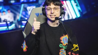 Los Ratones Caedrel sorrindo com polegares para cima. Um palco de esportes eletrônicos está em segundo plano