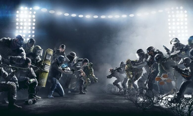 Duas equipes de agentes táticos se enfrentam em uma atmosfera intensa e enevoada em Rainbow Six Siege