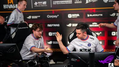 Imagem dos jogadores do Team Vitality Counter-Strike cumprimentando enquanto estavam sentados na configuração do jogo