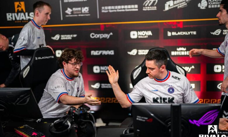 Imagem dos jogadores do Team Vitality Counter-Strike cumprimentando enquanto estavam sentados na configuração do jogo