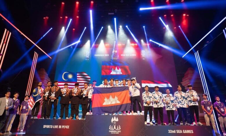 Imagem do pódio de medalhas do SEA Games 2023 com jogadores de esportes eletrônicos em pé