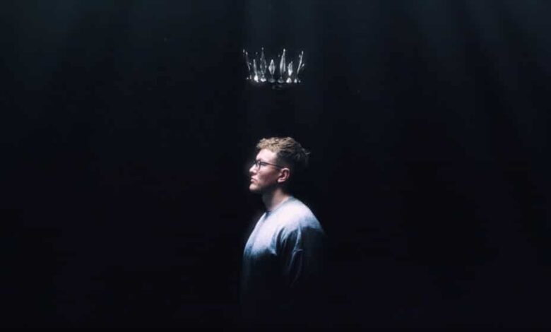 captura de tela da coroa descendo na cabeça da chuva