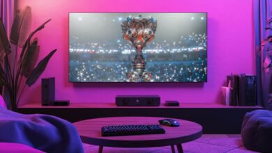 Troféu do campeonato League of Legends Worlds 2025 brilhando sob as luzes da arena