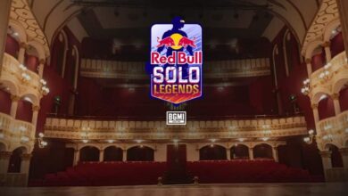 Imagem do logotipo do Red Bull Solo Legends no fundo da Royal Opera House de Mumbai