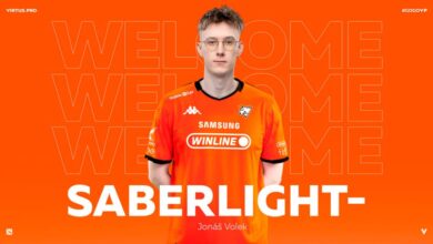 Gráfico fotográfico frontal do jogador SaberLight para o anúncio da escalação do Virtus.pro Dota 2