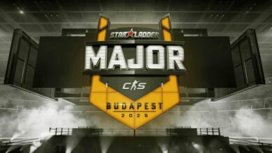 Imagem do logotipo do StarLadder Budapest Major 2025 no fundo de um palco dentro de uma arena. O logotipo apresenta um brilho amarelo na parte externa.