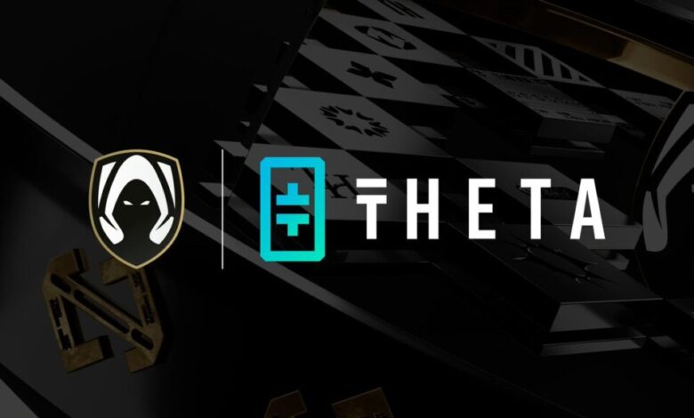 Gráficos de anúncio de parceria da Team Heretics e Theta Network com logotipos de marcas