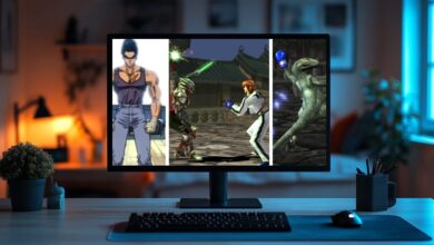 O monitor exibe frames de dois jogos de luta Tekken diferentes: Tekken: The Motion Picture (esquerda): Frame de anime representando Kazuya Mishima No centro está uma luta entre os personagens Yoshimitsu (de terno verde e com uma espada) e Hwoarang À direita está Alex, um dinossauro velociraptor usando luvas de boxe azuis