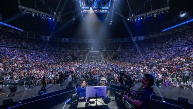 A imagem mostra uma competição de esports da Evolution Championship Series (Evo), o maior evento de jogos de luta do mundo
