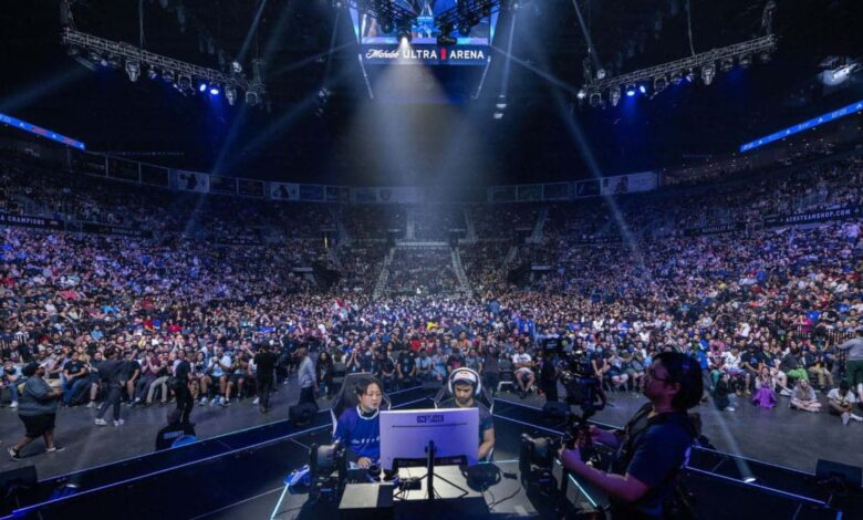 A imagem mostra uma competição de esports da Evolution Championship Series (Evo), o maior evento de jogos de luta do mundo