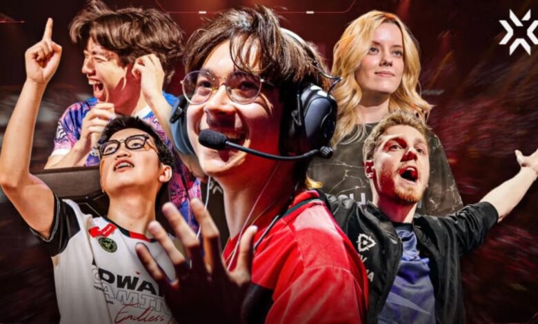 A imagem mostra jogadores de esportes eletrônicos tendo como pano de fundo os logotipos dos jogos Valorant. O texto “DWA Endless” está visível em um dos uniformes dos jogadores, o que provavelmente se refere à equipe Endless Esports que participou dos torneios Valorant