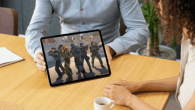 Duas pessoas olhando para um tablet com personagens do jogo Counter-Strike 2