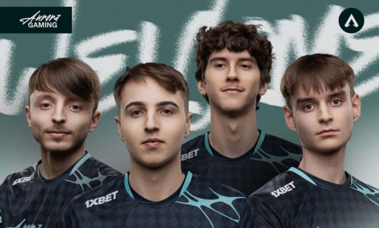 Imagem da escalação do Aurora Gaming Apex Legends vestindo camisetas cinza e turquesa em um fundo verde claro e branco