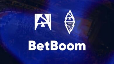 Imagem dos logotipos BLAST Premier e BLAST Slam acima do logotipo BetBoom em um fundo azul escuro