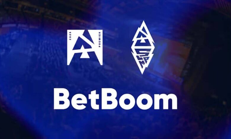 Imagem dos logotipos BLAST Premier e BLAST Slam acima do logotipo BetBoom em um fundo azul escuro