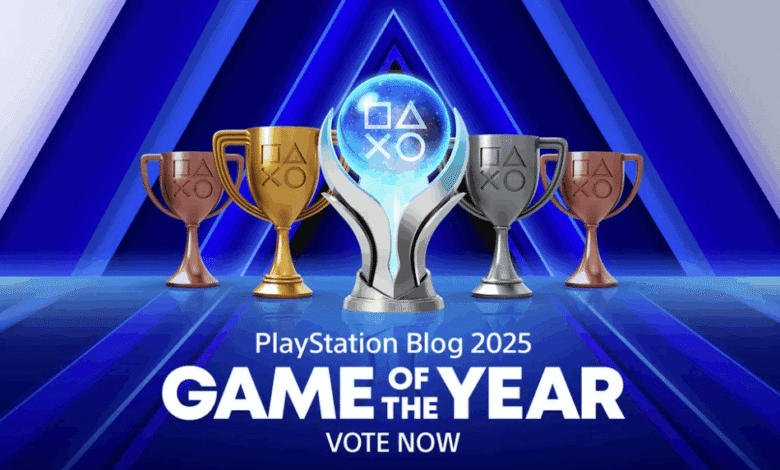 Gráfico de anúncio do prêmio Jogo do Ano 2025 do PlayStation Blog com troféus do PlayStation