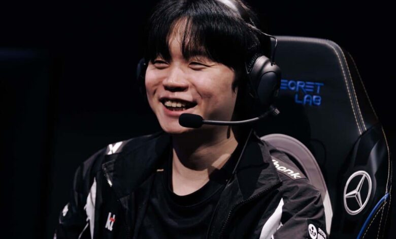 Imagem do jogador de League of Legends Bdd sorrindo enquanto competia no evento de esportes eletrônicos de League of Legends