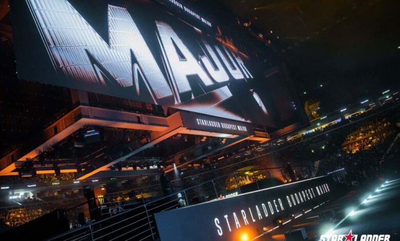 Imagem do palco StarLadder Budapest Major 2025 com o logotipo do Budapest Major mostrado nas telas
