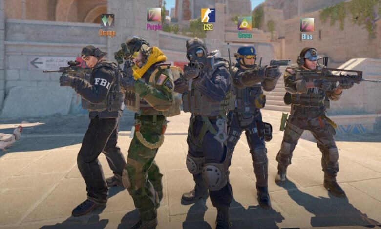 Cinco personagens antiterroristas de Counter-Strike 2 estão lado a lado em um pátio de pedra, apontando rifles e pistolas. Cada jogador tem uma etiqueta colorida acima de sua cabeça (laranja, roxo, CS2, verde, azul) e usa diferentes uniformes táticos, capacetes e equipamentos