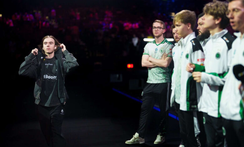 Donk caminha confiante nos bastidores de um evento de e-sports mal iluminado, vestindo uma jaqueta preta