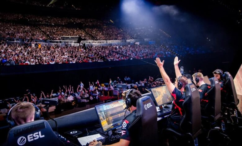 A imagem captura a grande final do torneio de esportes eletrônicos Intel Extreme Masters (IEM) Sydney 2023 Counter-Strike 2 (CS2)