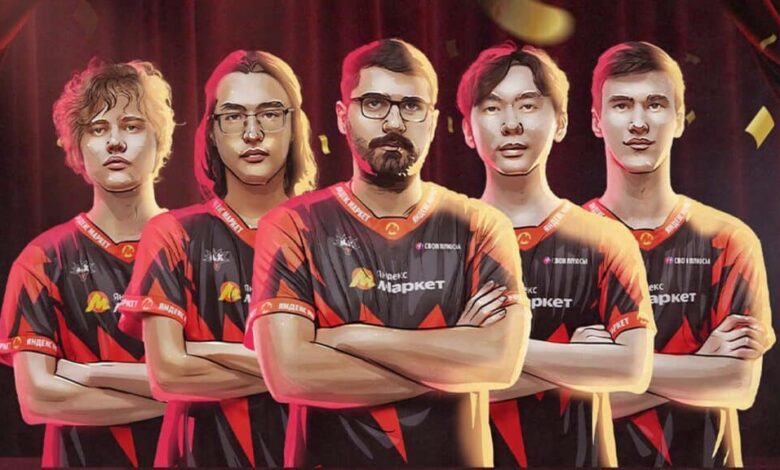 Imagem de uma equipe Yandex animada em pé com os braços cruzados sobre um fundo vermelho, dourado e preto