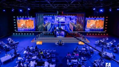 Imagem do evento BLAST Bounty Season 2 acontecendo na frente de uma pequena multidão sentada