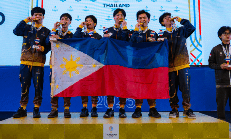 As Filipinas posam com suas medalhas de ouro após vencer o evento masculino da MLBB nos SEA Games 2025.