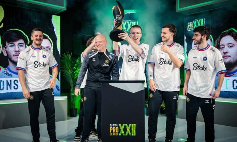 Imagem da equipe Team Vitality Counter-Strike comemorando a vitória na ESL Pro League Season 22