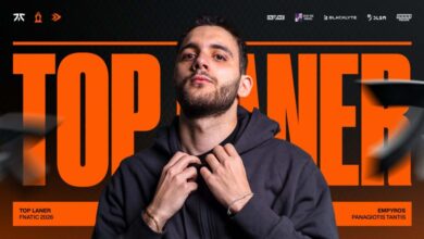 Imagem do jogador de League of Legends, Empryos, usando moletom na frente de um texto laranja brilhante. O logotipo da Fnatic e os logotipos de seus parceiros estão nos cantos esquerdo e direito da imagem