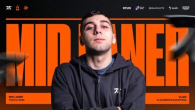 Imagem do jogador de League of Legends Vladi usando moletom cinza da Fnatic em um fundo preto e laranja