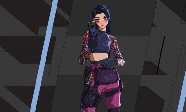 Imagem de personagem de Fortnite posando enquanto segura um celular