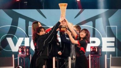 Imagem do G2 Hel levantando o troféu da Equal Esports Cup no palco