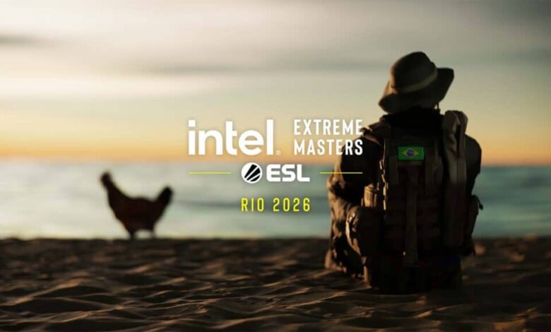 Imagem do logotipo Intel Extreme Masters e ESL em um fundo desfocado de um jogador de Counter-Strike e uma galinha na praia