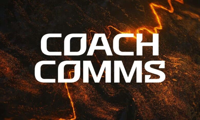 Imagem de texto branco lendo Coach Comms em um fundo preto e laranja