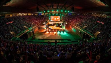 Imagem do palco do LEC iluminado por iluminação verde e laranja