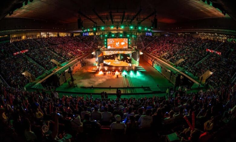 Imagem do palco do LEC iluminado por iluminação verde e laranja