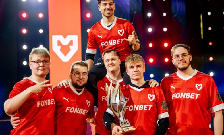 mouz comemorando o torneio