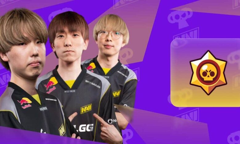 Imagem do antigo elenco do NAVI Brawl Stars vestindo camisetas Navi em um fundo roxo. Um logotipo dourado do Brawl Stars está à direita da imagem cercado por um quadrado transparente dourado claro e roxo