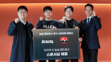 Jogadores e funcionários do Nongshim Redforce comemorando parceria com CHZZK
